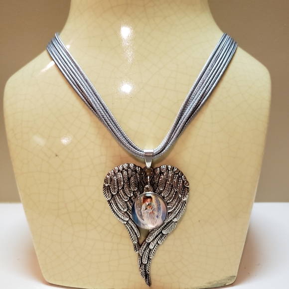 Angel themed necklace. - Picture 2 of 5